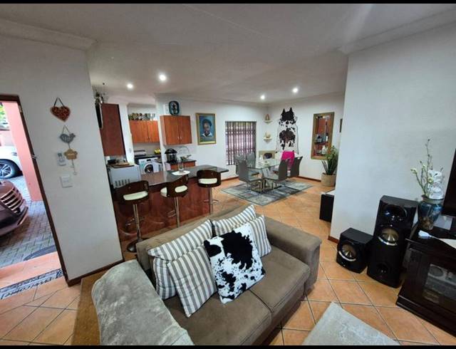 2 BEDROOM TOWNHOUSE FOR SALE IN FLORAUNA